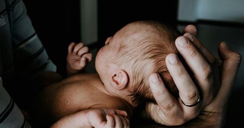 Keutamaan Membacakan Surat Al-Qadar Disertai Al-Ikhlas di Telinga Bayi
